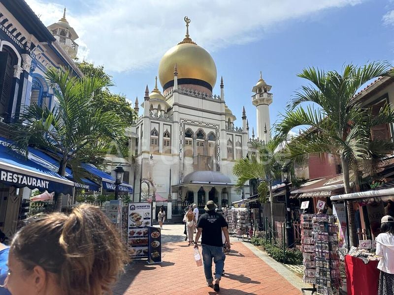 Shop / Shophouse for Sale: Famous, Heavy Football Local Tourist Attraction; Cheap, Kampong Glam - Image 1