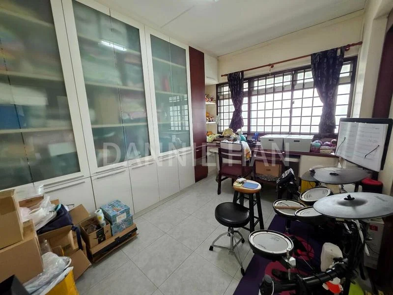 5 Room (5I) HDB for Sale in  21 Queen's Close - Image 3