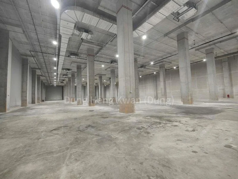 Warehouse for Rent:  12m Ceiling - Air Conditioning - Multiple Loading Bays - Image 2