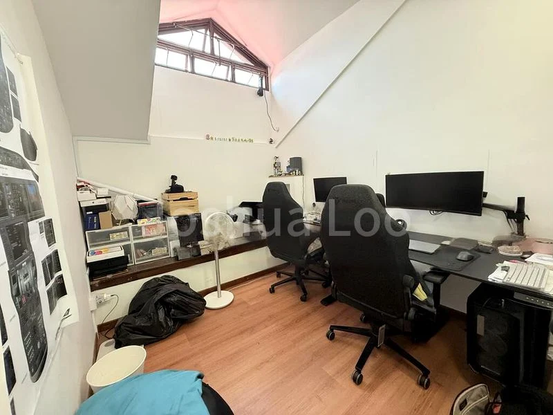 6 Bed Terraced House (Landed) for Sale in  Stratum - Image 2