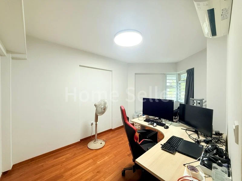 4 Room (4A) HDB for Sale in 393 Bukit Batok West Avenue 5 - Image 4