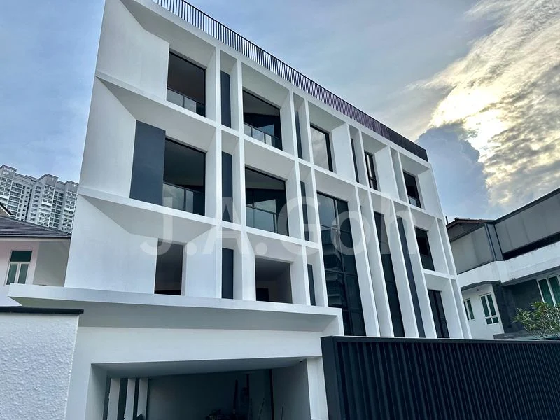 5 Bed Terraced House (Landed) for Sale in  Shepherd's Hill Estate - Image 3