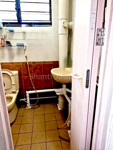 Common Room (HDB) for Rent in 410 Bukit Batok West Avenue 4 - Image 4