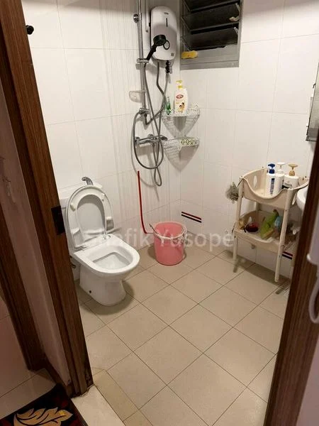 Common Room (HDB) for Rent in  Bukit Batok West Avenue 8 - Image 9