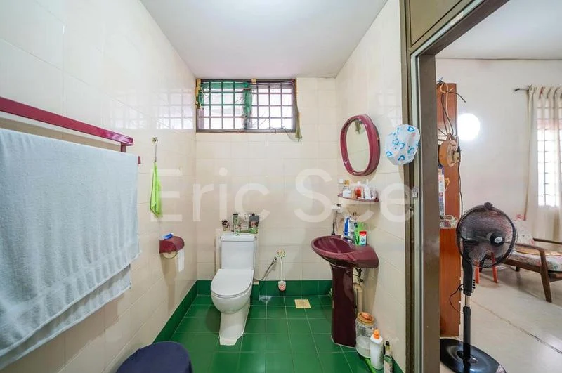 4 Bed Semi-Detached House (Landed) for Sale in  Mayflower Gardens - Image 8
