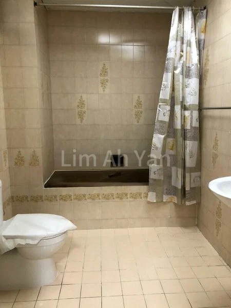 3 Bed Condo for Rent in  Lakepoint Condominium - Image 4