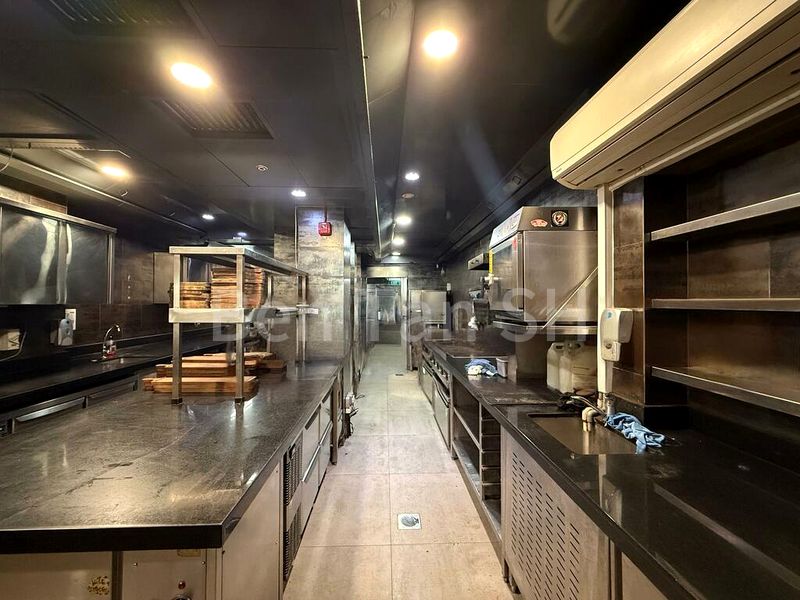Food & Beverage for Rent: Fully Equipped Restaurant Space on Amoy Street. - Image 4