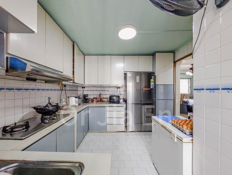 Executive HDB for Sale in  325 Jurong East Street 31 - Image 9