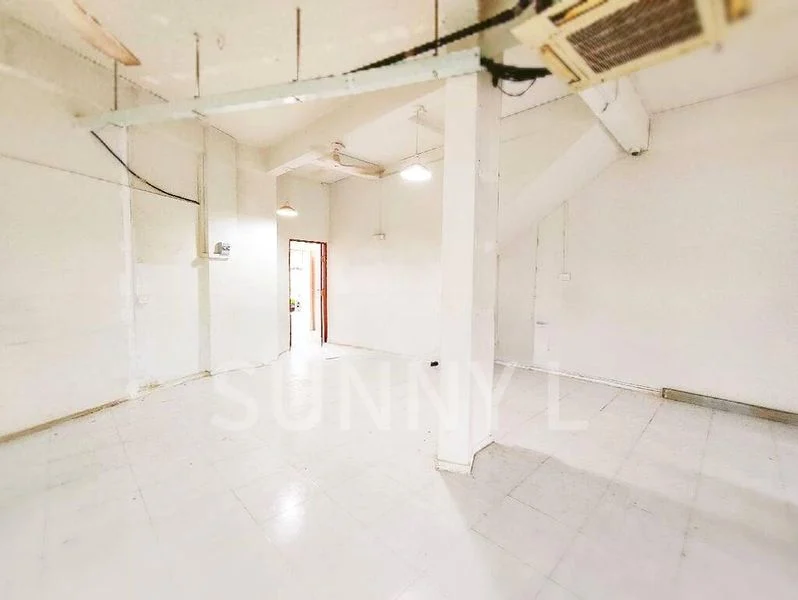 Shop / Shophouse for Sale: Prime Corner Shop in Jurong East, Yuhua Village - Image 3