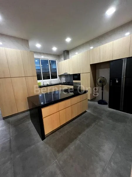 6 Bed Semi-Detached House (Landed) for Rent in  Kembangan Estate - Image 9