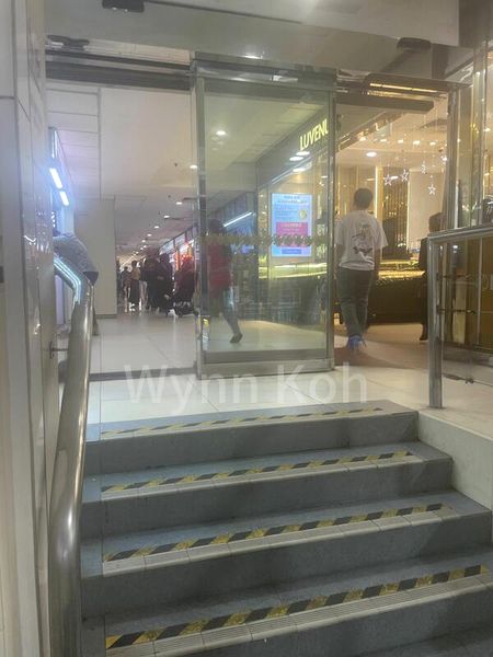 Shop / Shophouse for Rent: Lucky Plaza - Image 1