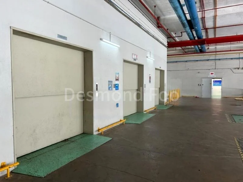 Light Industrial (B1) for Rent: Hi-tech corporate image shop near Yio Chu Kang MRT - Image 1