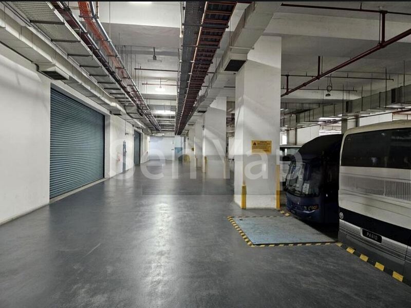 Light Industrial (B1) for Rent: Ground Floor, Wide Unit, Direct Loading Bay Access - Image 4