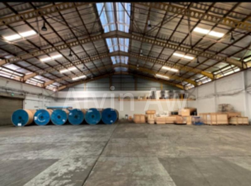 Warehouse for Rent: Pioneer Ground Floor Unit - Wide Access for Odd-Sized Cargo - High Ceilings - Many Loading Bays - Image 4