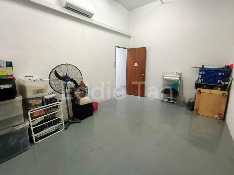 Light Industrial (B1) for Rent: Woodlands 11 - Image 3