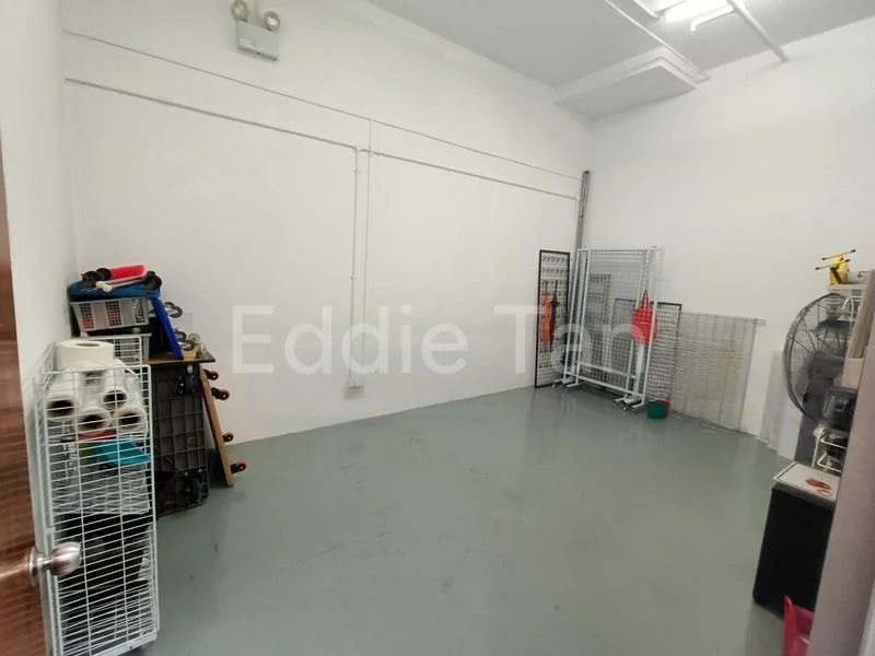 Light Industrial (B1) for Rent: Woodlands 11 - Image 4