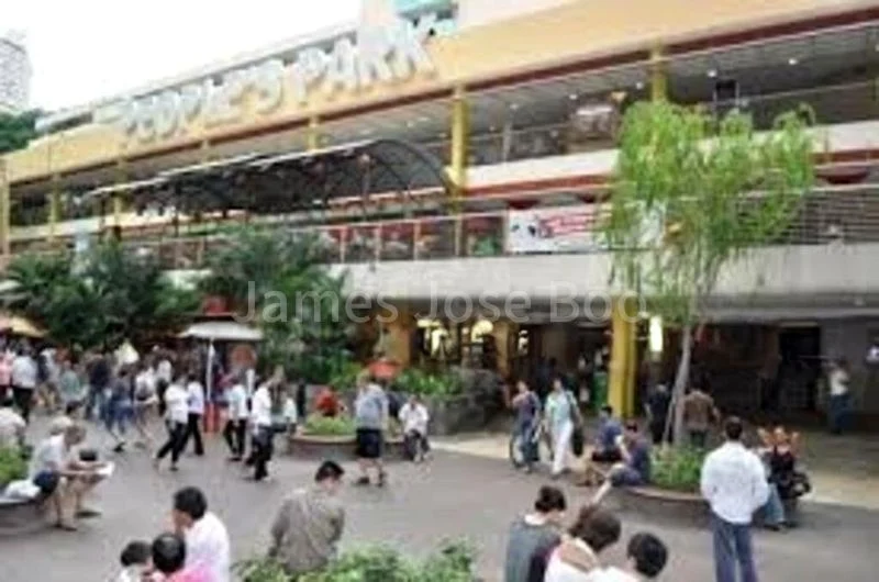 Mall Shop for Rent: Ideal for luxury goods, Chinatown mall, with water point. - Image 2