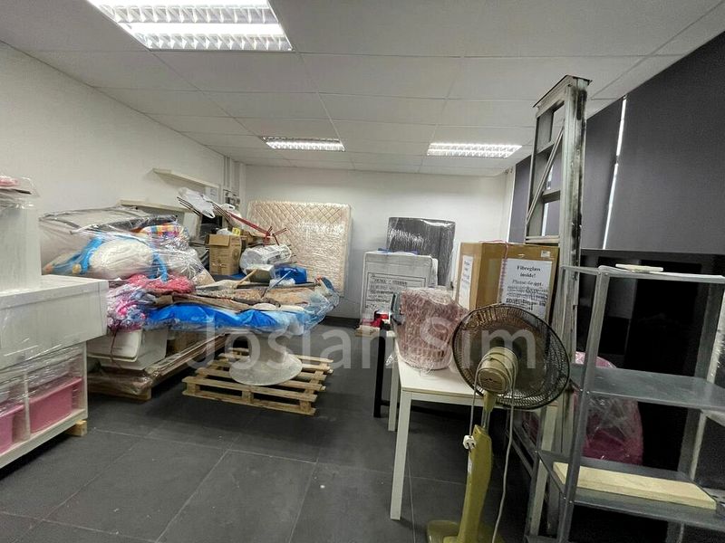 Light Industrial (B1) for Rent: Lipo Building - Image 9