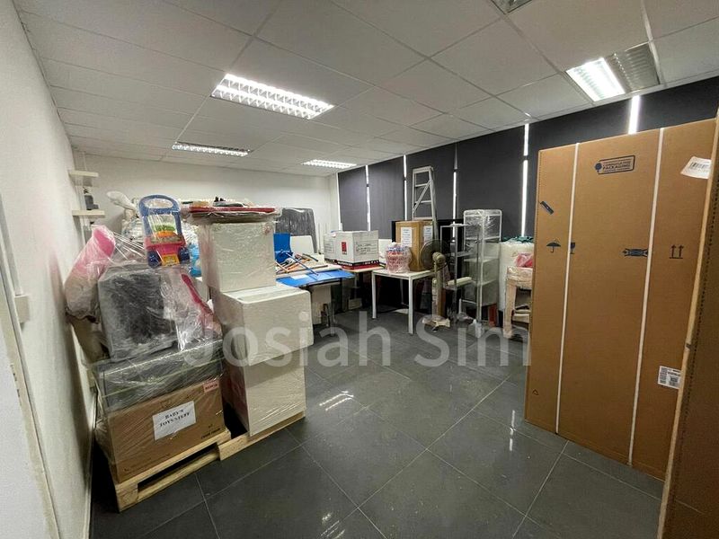 Light Industrial (B1) for Rent: Lipo Building - Image 1