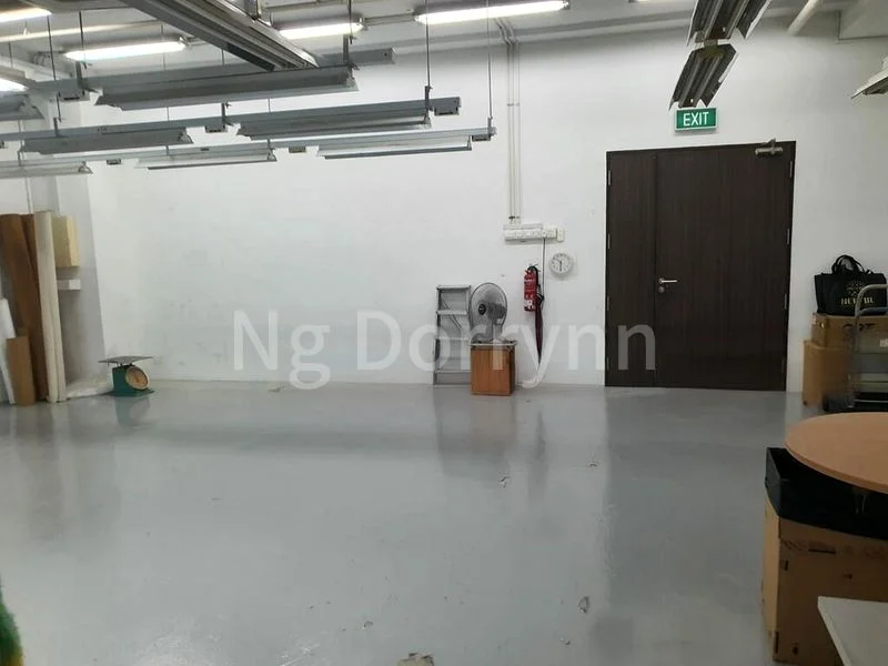 Light Industrial (B1) for Rent: Zervex, 1,200 Sq Ft Workshop/Storage on Station Road - Image 4