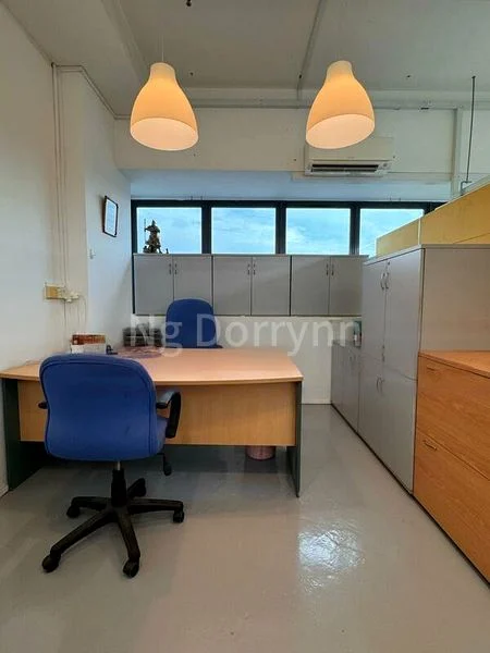 Light Industrial (B1) for Rent: Zervex, 1,200 Sq Ft Workshop/Storage on Station Road - Image 3