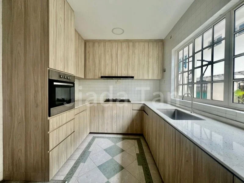 6+1 Bed Semi-Detached House (Landed) for Rent in  Charlton Park - Image 4