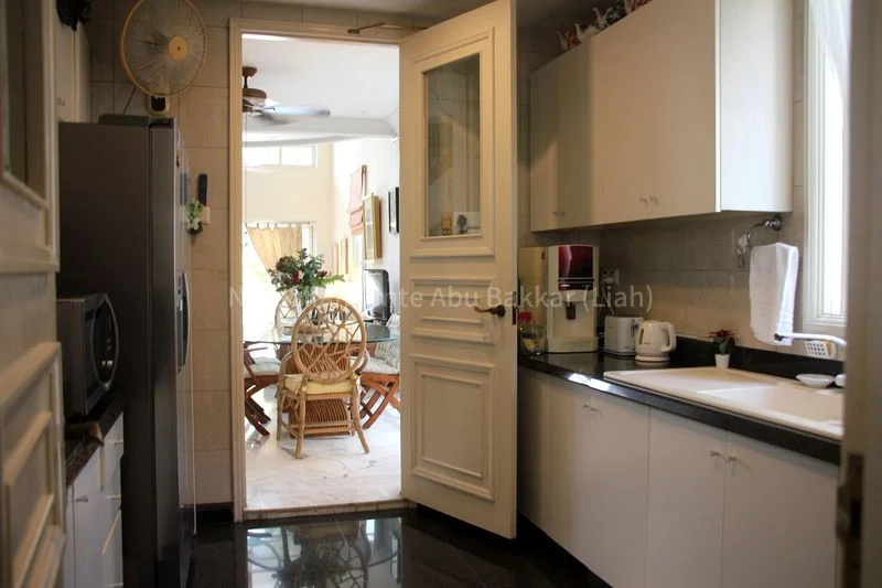 4 Bed Semi-Detached House (Landed) for Sale in  Holland Grove - Image 9