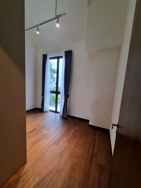 4 Bed Condo for Rent in Holland Grove Road - Image 1