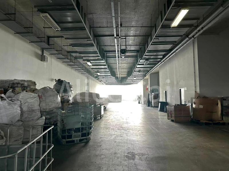 Light Industrial (B1) for Rent: Tong Lee Building - Image 4