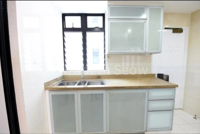 5 Bed Condo for Rent in  Spring Grove - Image 5