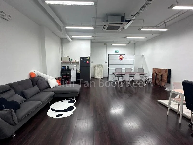 Light Industrial (B1) for Rent: Zervex, 1,200 sq ft, Unit 5 on Station Road - Image 2