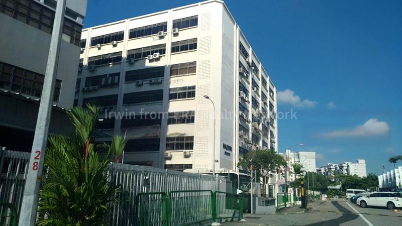 Light Industrial (B1) for Rent: Halcyon 1, 1,200 Sq Ft Workshop on Halcyon Way - Image 4