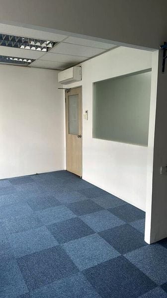 Light Industrial (B1) for Rent: Valiant Industrial Building - Image 2