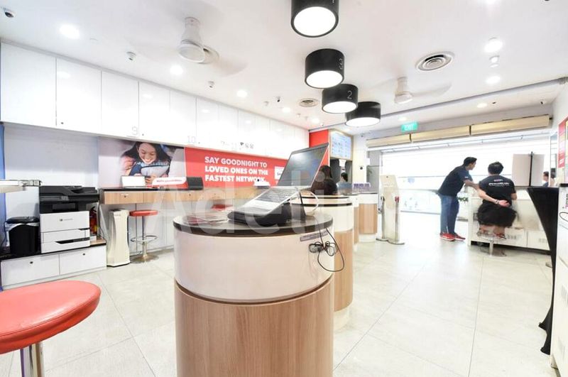 Shop / Shophouse for Rent: Lucky Plaza - Image 3