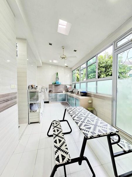 7 Bed Semi-Detached House (Landed) for Sale in  Lakeside Grove - Image 11