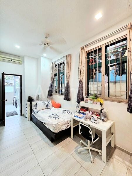 7 Bed Semi-Detached House (Landed) for Sale in  Lakeside Grove - Image 13