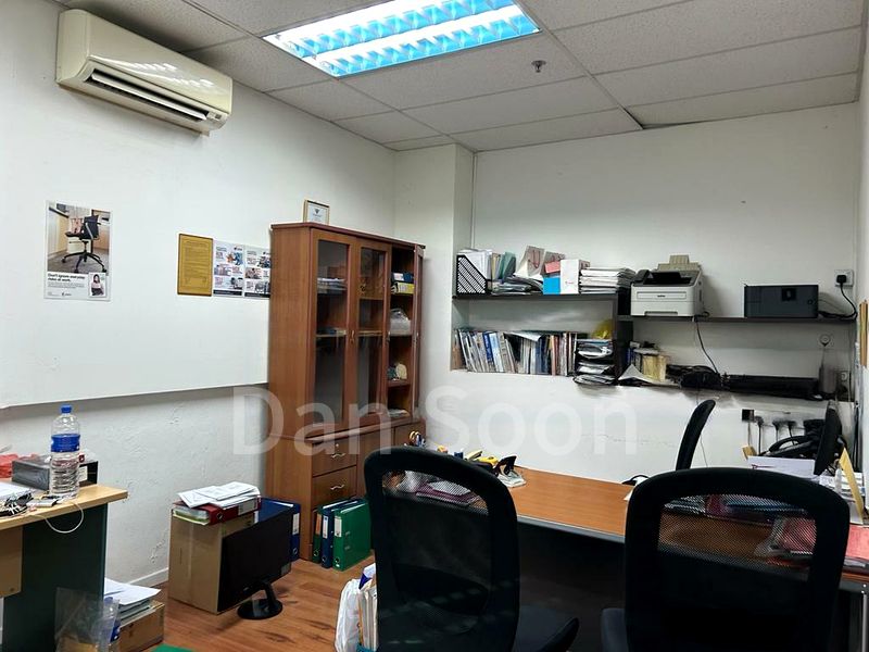 Light Industrial (B1) for Rent: Gold Pine Industrial Building - Image 2