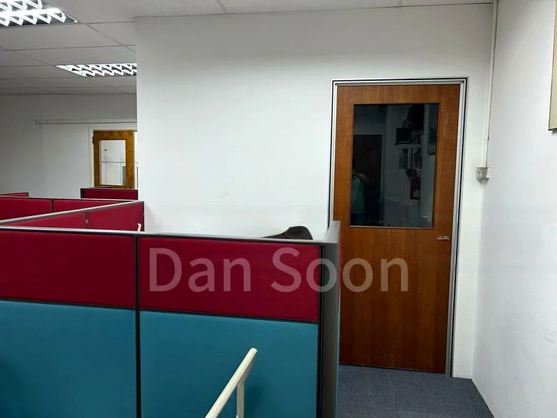 Light Industrial (B1) for Rent: Gold Pine Industrial Building - Image 3