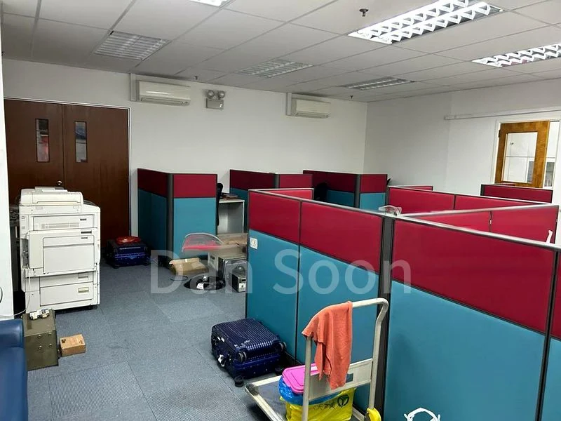 Light Industrial (B1) for Rent: Gold Pine Industrial Building - Image 6