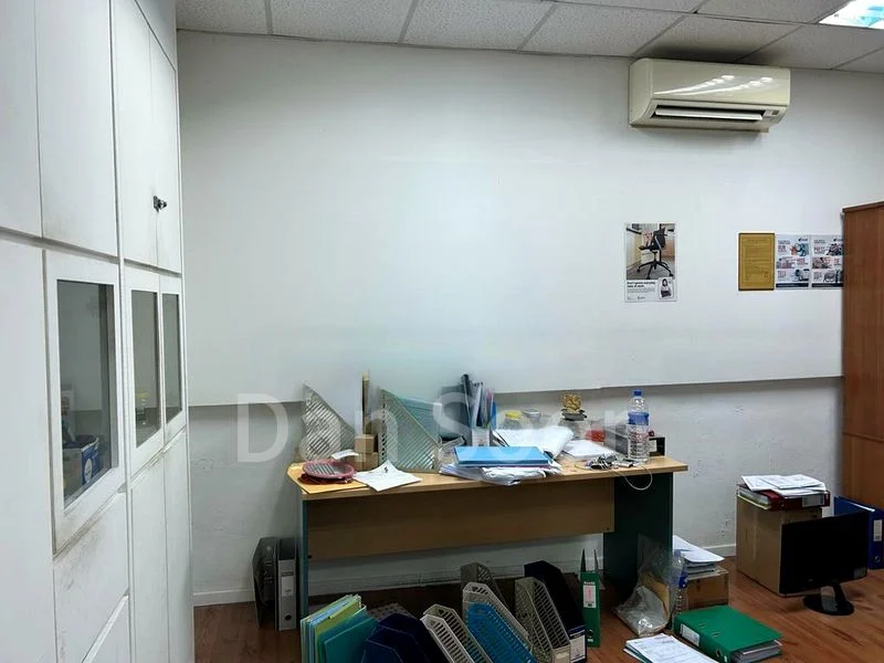 Light Industrial (B1) for Rent: Gold Pine Industrial Building - Image 1