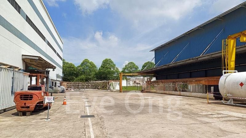 Factory / Workshop (B2) for Sale: Tuas / Wide Road / Large Open yard - Image 1