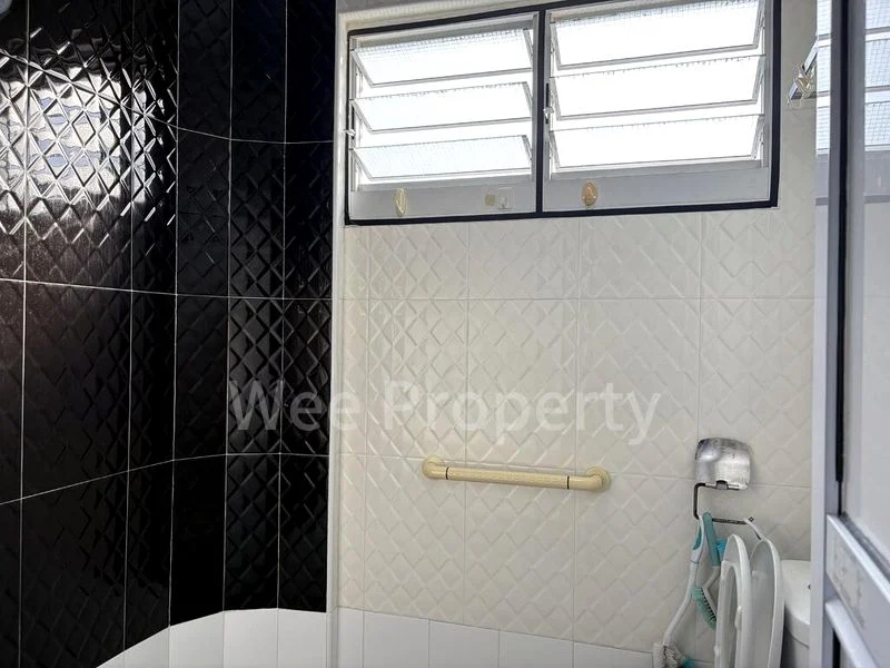 4 Room (4NG) HDB for Sale in  321 Hougang Avenue 5 - Image 3