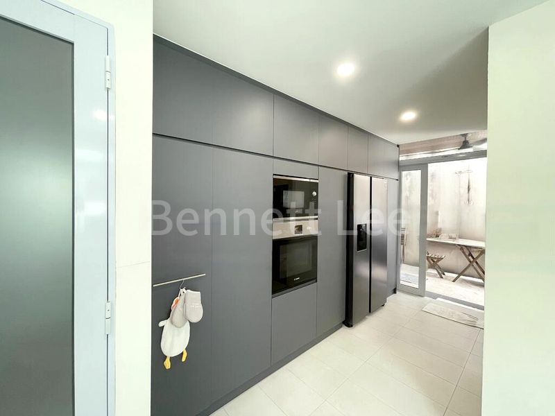6 Bed Semi-Detached House (Landed) for Sale in  Lucky View - Image 9