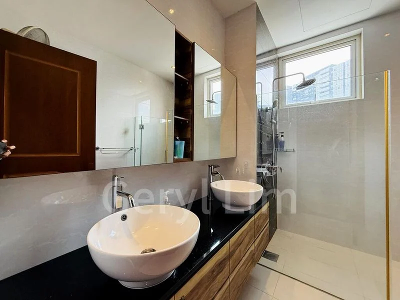 7 Bed Corner Terrace (Landed) for Sale in Clover Park - Image 2