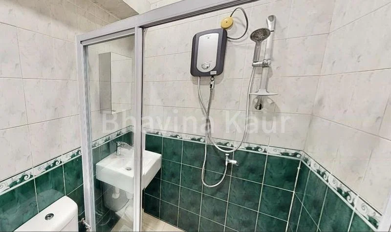 4+1 Bed Terraced House (Landed) for Sale in  Hong Leong Garden - Image 3