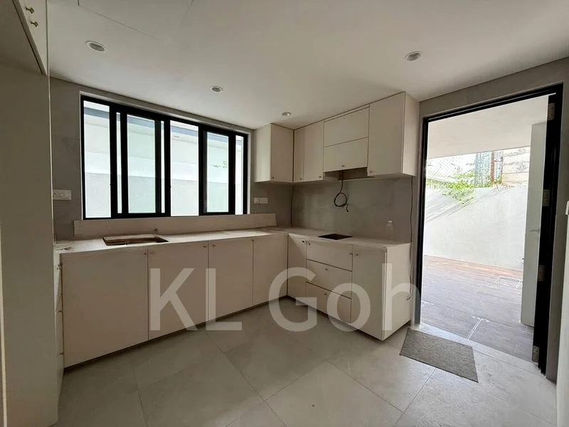 6 Bed Corner Terrace (Landed) for Sale in  The Glades - Image 3