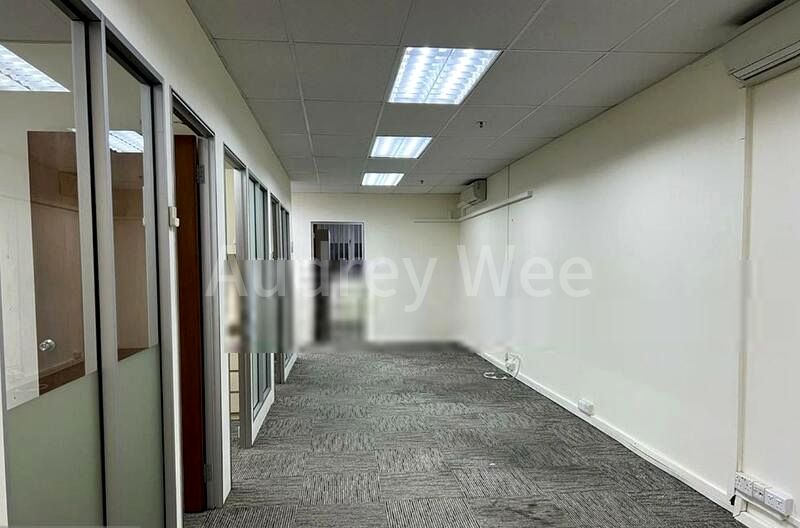 Light Industrial (B1) for Rent: Thye Hong Centre - Image 2