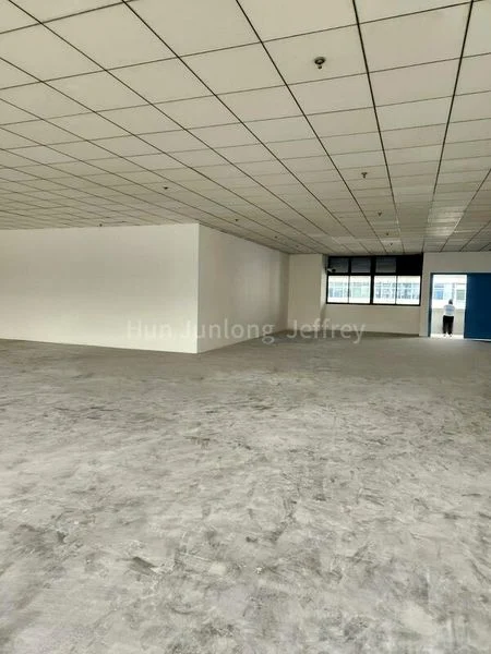 Light Industrial (B1) for Rent: Kaki Bukit 40-foot shop, easily accessible! - Image 1