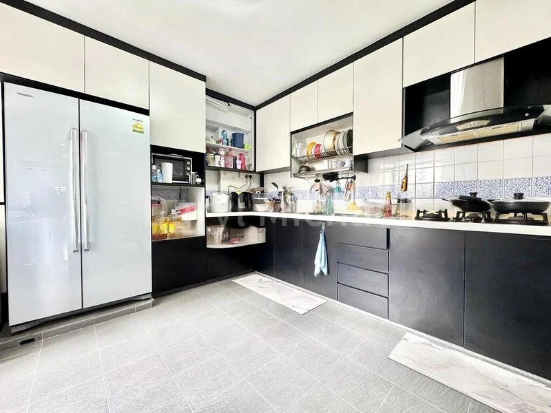 5 Room (5I) HDB for Sale in  568 Pasir Ris Street 51 - Image 1