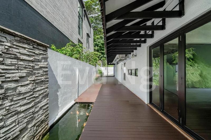 6 Bed Bungalow (Landed) for Sale in  Daisy Park - Image 1